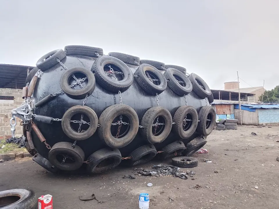 Pneumatic Yokohama-type fender with tyre net
